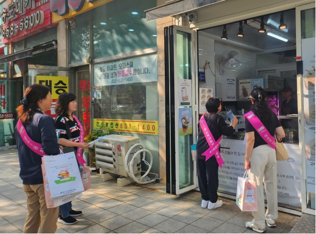 연수구 송도1동 지역사회보장협의체는 지난 17일 사회적 고립 가구를 선제적으로 발굴해 고독사 위험을 예방하는 고시원에 사랑을 전하는 리웃의 손길 사업을 진행했다